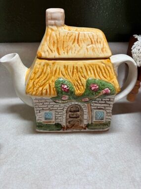 Vintage Cottage Teapot - Yellow Thatch Roof